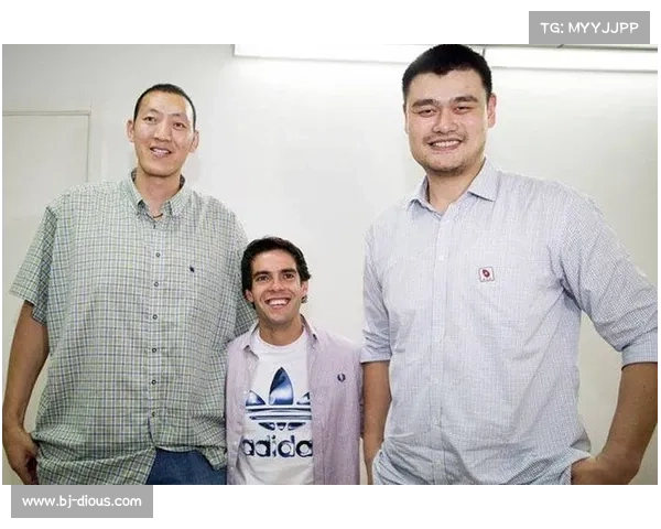 篮网晒出新秀杰明与姚明合影两米零六身高在巨人面前显得娇小